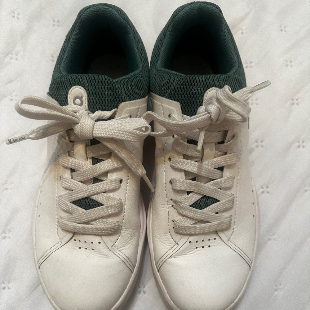 Women’s On Cloud Roger Sneaker